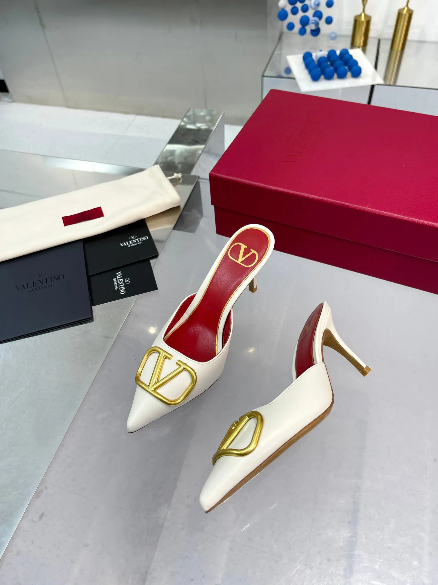 👟👟Ex-factory price 500👟👟 Valentino brand new cowhide half-drag version V-buckle classic sandals, brand new original upgrade, super comfortable on the feet, 😍 easy to put on and take off, super considerate! ✔️Imported cowhide for the uppers ✔️Mixed sheepskin for the inner lining ✔️Italian yellow cowhide outsole with clear texture and consistent with the counter ✔️Code number 35-40 (34 41 42 can be customized and non-returnable) Heel height 7.5
